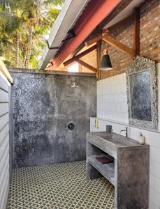 特特巴图Les Rizieres Lombok - Tetebatu的一间带水槽和砖墙的浴室