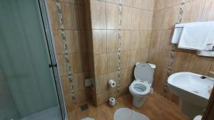 德罗贝塔-塞维林堡Guest House Bulevard的浴室配有卫生间、盥洗盆和淋浴。