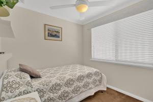 珀斯科莫行政公寓的白色的卧室设有床和窗户
