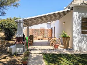 奇亚Villa Uliveto Bikes & SPA的庭院设有壁炉和桌椅。