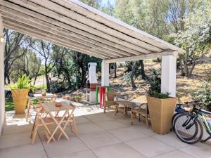 奇亚Villa Uliveto Bikes & SPA的露台凉亭,配有桌椅