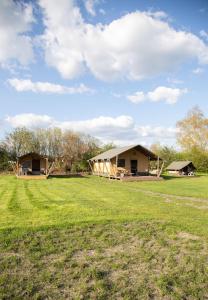 吕洛Safaritent Lodge 2 plus的草地上的两所房子