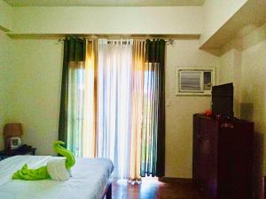 Amani Grand Residence near Mactan Cebu Intl Airport的电视和/或娱乐中心