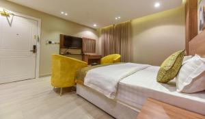 利雅德شقق الهدوء Alhudu Apartments的配有一张床和一张书桌的酒店客房