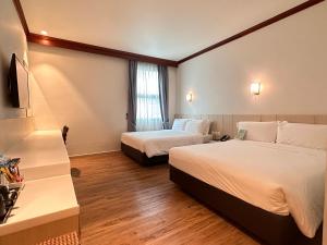 新加坡Park View Hotel的酒店客房设有两张床和窗户。