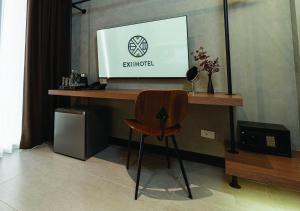 Ban Bang Khen (1)EX2 Hotel的一张桌子,电视机和椅子放在房间里