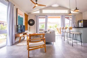 普拉纳维瑙Villa #12 - Blue Venao, Playa Venao的客厅配有沙发和桌椅