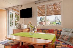 马里纳·迪·比萨Oasis on the river的客厅配有桌子和沙发