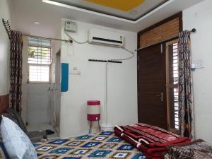 乌贾因Saar Homestay的一间设有床、窗户和门的房间