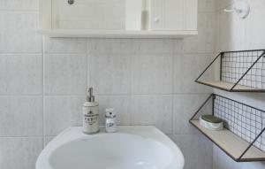 KoundourosKonstantinos and Eleni's Apartment的一间带水槽和白色瓷砖墙的浴室