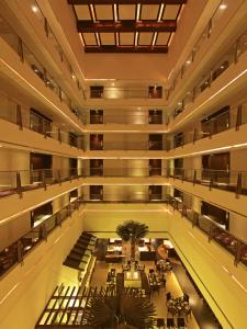 浦那浦那瑞米格兰德spa酒店的一座配有桌椅的建筑的空前大厅