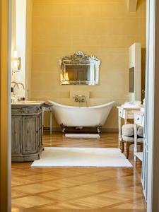 WeigenheimSchloss Frankenberg的带浴缸和镜子的浴室