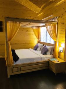 班加罗尔Brahmi Resort的木制客房内的一间卧室,配有一张床