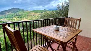 梅桑弗里乌Private Douro- Quinta das Susandas的阳台上的木桌和咖啡杯