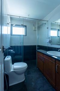 乌提lynfields leisure的一间带卫生间和水槽的浴室