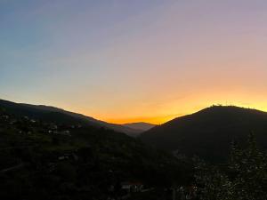 梅桑弗里乌Private Douro- Quinta das Susandas的日落,日落,日落