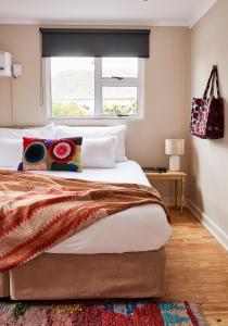 开普敦THE BIG - Luxury Backpackers的一间卧室设有一张大床和窗户