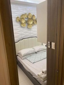 马尼拉Coast Residence 4026 PENTHOUSE 1 Bedroom Condo with Wifi & Netflix的配有带盘子和毛巾的床的客房