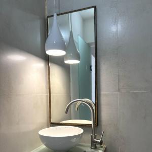 奇姆肯特TOURIST HOTEL的一间带水槽和镜子的浴室