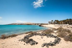 拉奥利瓦Home2Book Ocean Surf House Fuerteventura的沙滩上心形如沙
