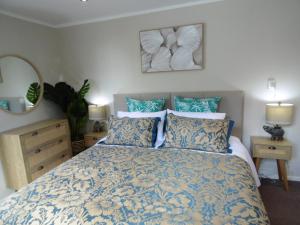 坎布里奇Cambridge Bed & Breakfast的一间卧室配有一张带蓝色和白色床单及枕头的床。