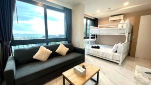 奥南海滩B301 Seaview three Beds, two baths At Ao Nang Beach的带沙发和双层床的客厅