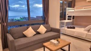 奥南海滩B301 Seaview three Beds, two baths At Ao Nang Beach的带沙发和床的客厅以及窗户。