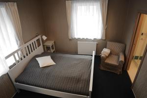 霍若维采尤帕库酒店的卧室配有床、椅子和窗户。