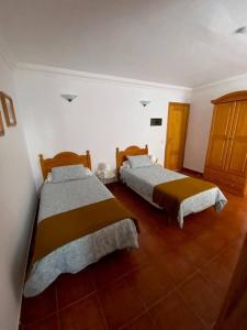 圣克鲁斯-德特内里费Cosy twin beds La Baja的铺有木地板的客房内的两张床