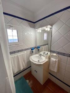圣克鲁斯-德特内里费Cosy twin beds La Baja的一间带水槽和镜子的浴室