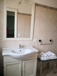 维科德尔加尔加诺Da Alduccio的浴室配有盥洗盆、镜子和毛巾
