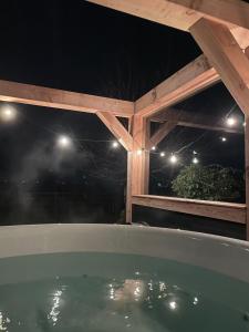Zuidermeerde Zuiderstolp的晚上在后院的热水浴池