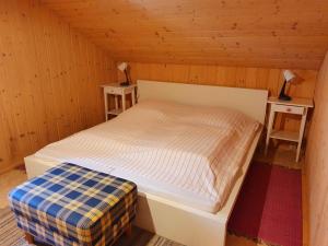 巴贝Ferienhaus "Seelöwe Baabe"的一间小卧室,配有床和2个床头柜