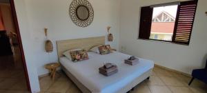 简蒂埃尔Home Sweet Home Jan Thiel Curacao best view的卧室配有白色的床和2袋睡袋