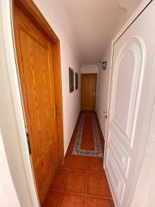 圣克鲁斯-德特内里费Cosy twin beds El Galeon的走廊设有木门,铺有瓷砖地板