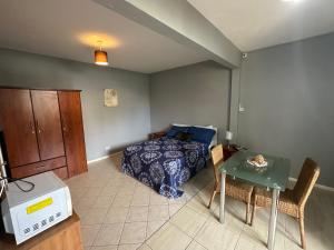 马埃堡Sacha Tourist Residence 1的一间小卧室,配有一张床和一张桌子