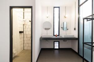 清迈Ombra House No. 21-24的浴室设有2个水槽和2面镜子