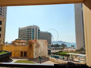 迪拜DXB Backpackers的从大楼的窗户可欣赏到城市美景