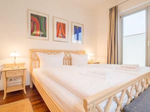 萨斯尼茨Appartementhaus Sonnenbad - Luxuspenthouse App. 11的卧室设有一张白色大床和一扇窗户。
