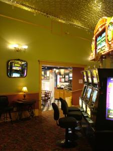 戴德伍德马丁与梅森酒店的餐厅里设有多款视频游戏的房间