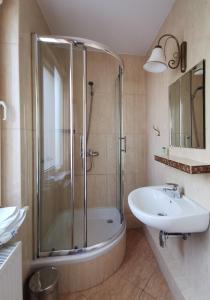 波兹南叶丽涅茨酒店的带淋浴、浴缸和盥洗盆的浴室