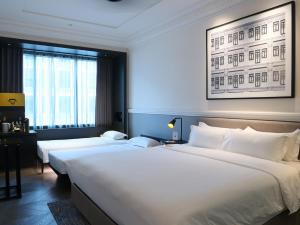新加坡Grand Park City Hall的酒店客房设有两张床和窗户。