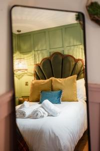 金尤西The Seelies - Luxury Aparthotel - By The House of Danu的镜子反射着房间里的床