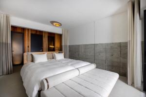 Izumo HOTEL THE CLIFF的卧室配有白色大床和白色枕头