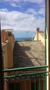 莫内利亚Lola a Moneglia的阳台享有大楼的海景。