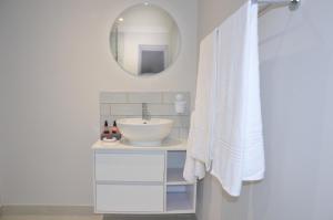 维德尼斯Serenity Ocean Lodge的白色的浴室设有水槽和镜子