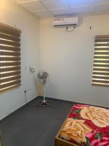 AbeokutaModern Bungalow in Idi Aba的客房内提供床铺和风扇