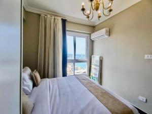 亚历山大Downtown Sea View Suites的一间卧室设有一张大床和一个窗户。