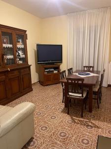 普蒂尼亚诺De Nicolò Home的客厅配有桌子和电视