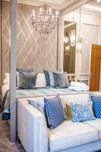 库特希尔埃里格尔田园酒店的带沙发和吊灯的客厅